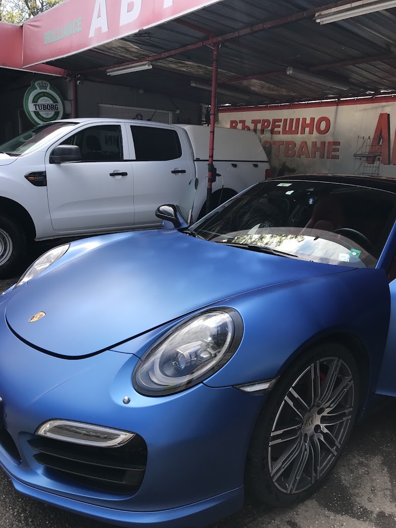 Porsche Boxster пред Brilliance