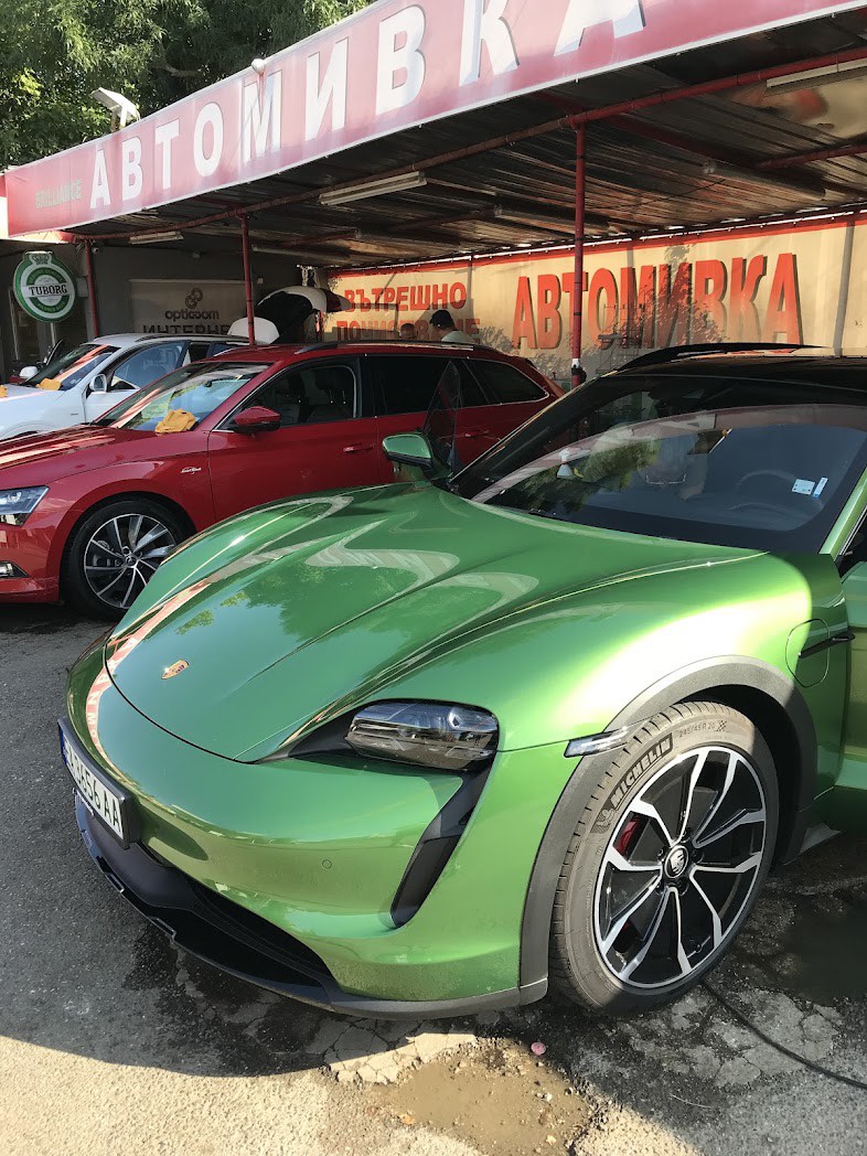 Porsche Taycan пред Brilliance