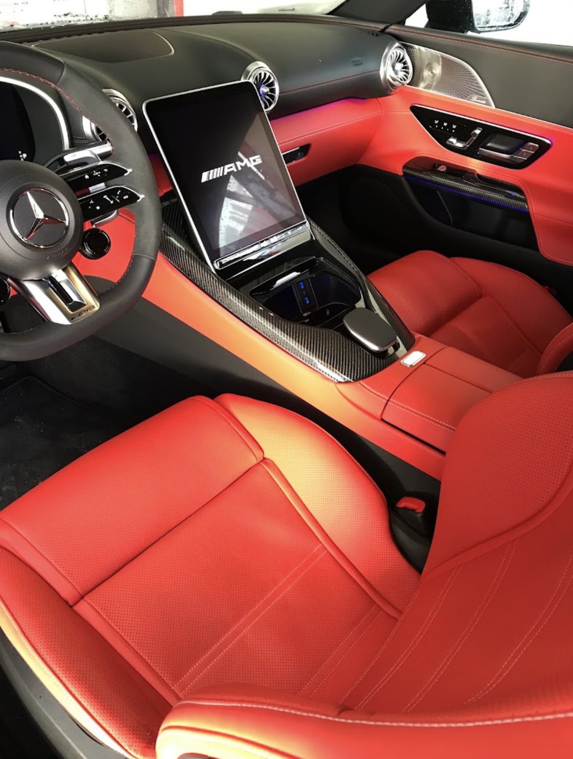 Mercedes-AMG с червен кожен салон